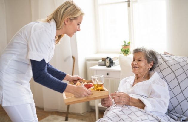 وظایف اصلی پرستار در نگهداری و مراقبت از سالمند در منزل